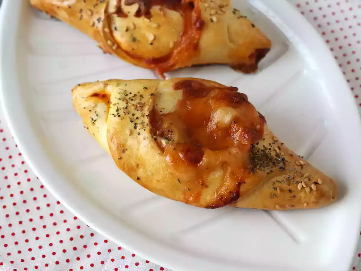 Pizzabrötchen, gefüllt mit Tomatensoße, Schinken und Mozzarella - foto 6