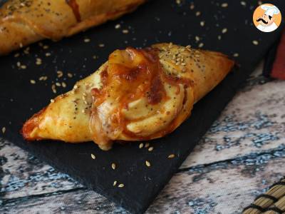 Pizzabrötchen, gefüllt mit Tomatensoße, Schinken und Mozzarella