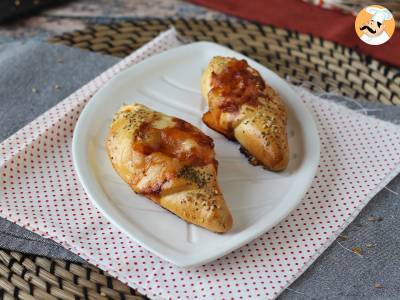 Pizzabrötchen, gefüllt mit Tomatensoße, Schinken und Mozzarella - foto 2