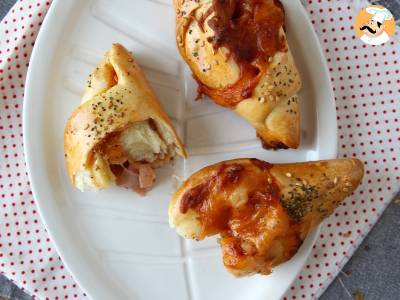 Pizzabrötchen, gefüllt mit Tomatensoße, Schinken und Mozzarella - foto 5