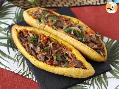 Platanos machos rellenos de carne desmechada y queso rallado