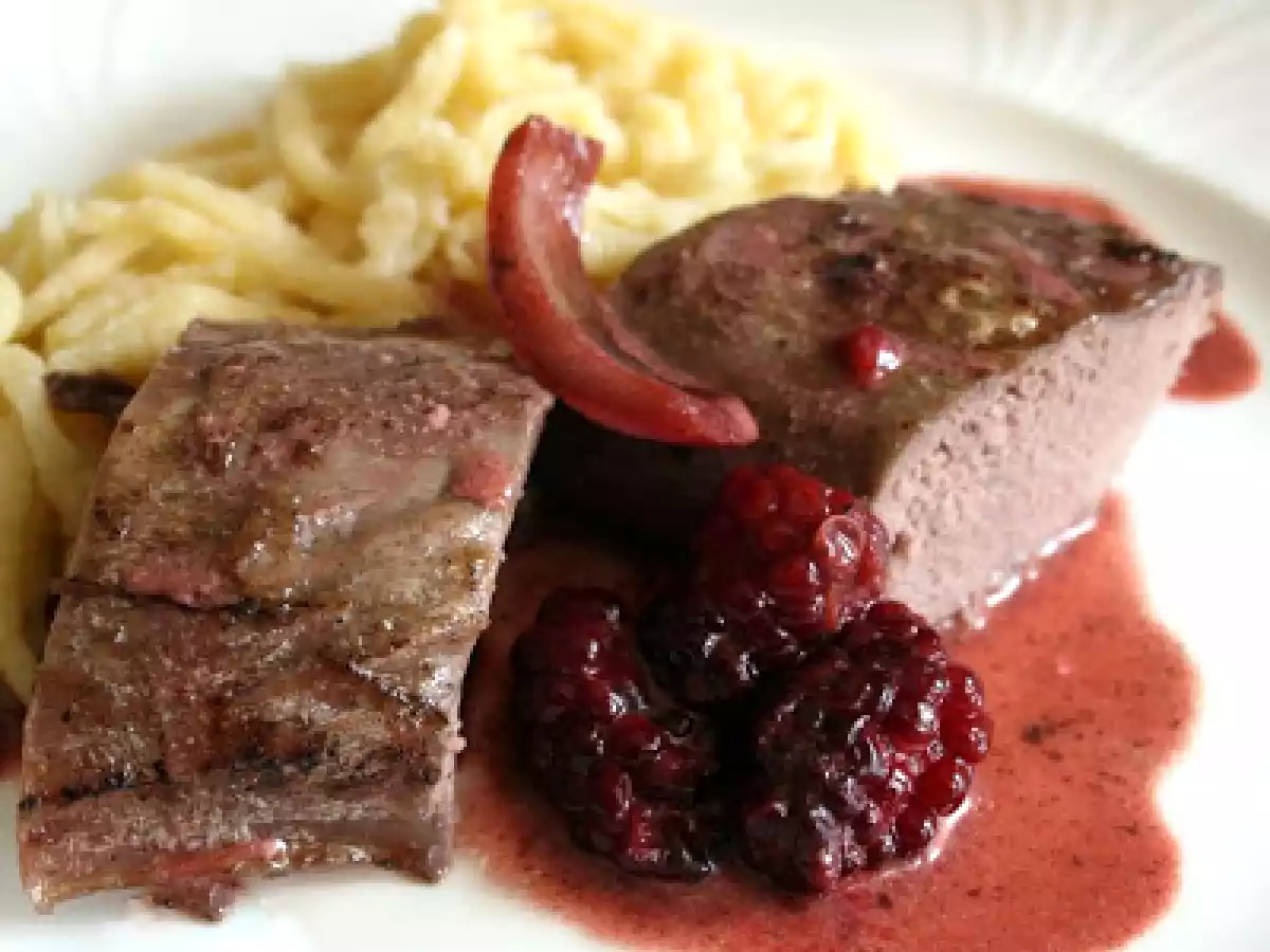 Rehrücken mit Brombeer-Sauce