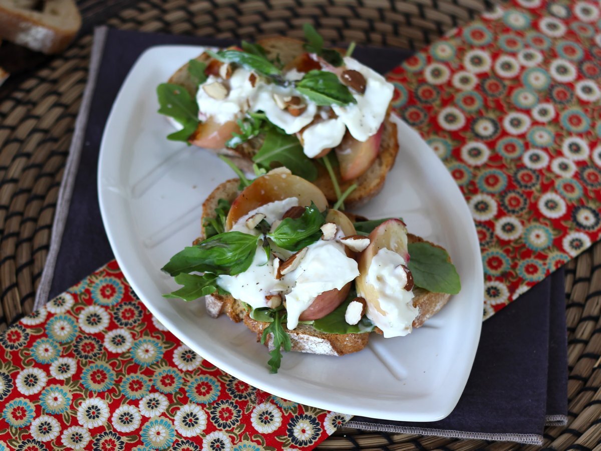 Rucola-Schnitten, gebratene Pfirsiche und Burrata: die superleckere süß-salzige Kombination!