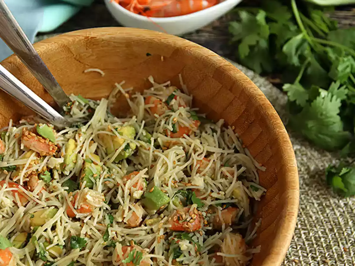 Salat aus Fadennudeln, Garnelen, Avocado, Ei und Koriander - foto 2