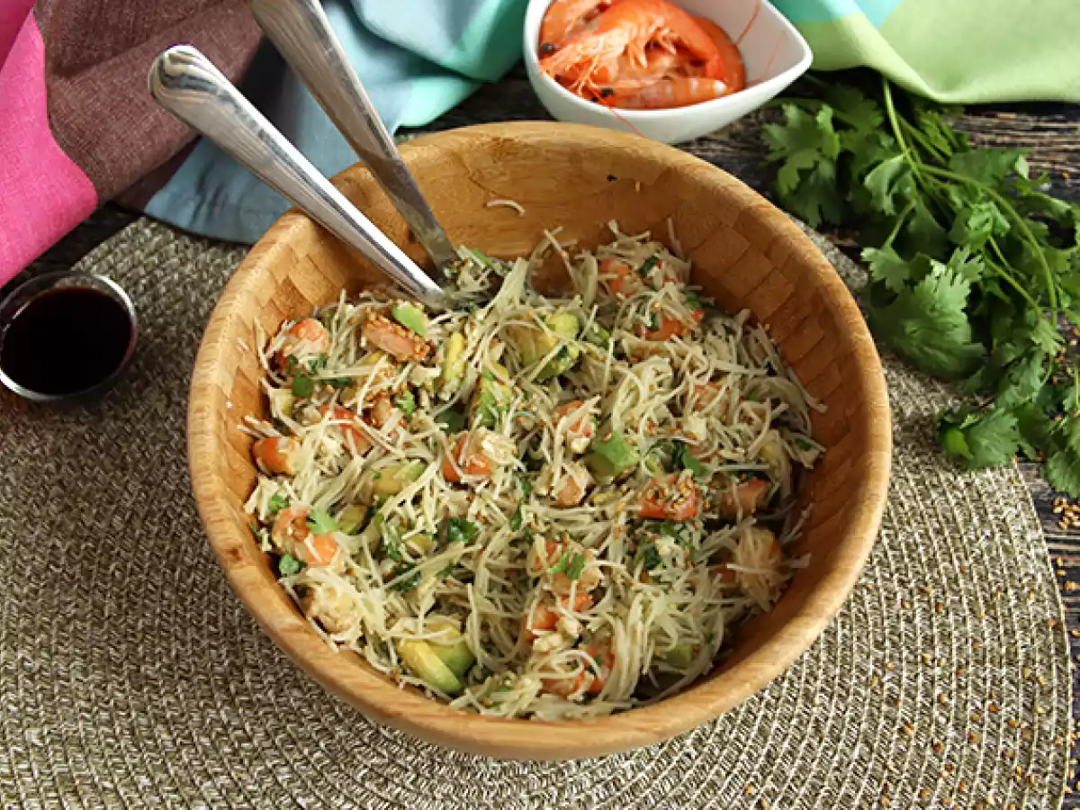 Salat aus Fadennudeln, Garnelen, Avocado, Ei und Koriander - foto 4