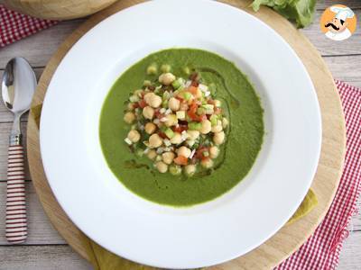 Salatsuppe und Kichererbsensalat