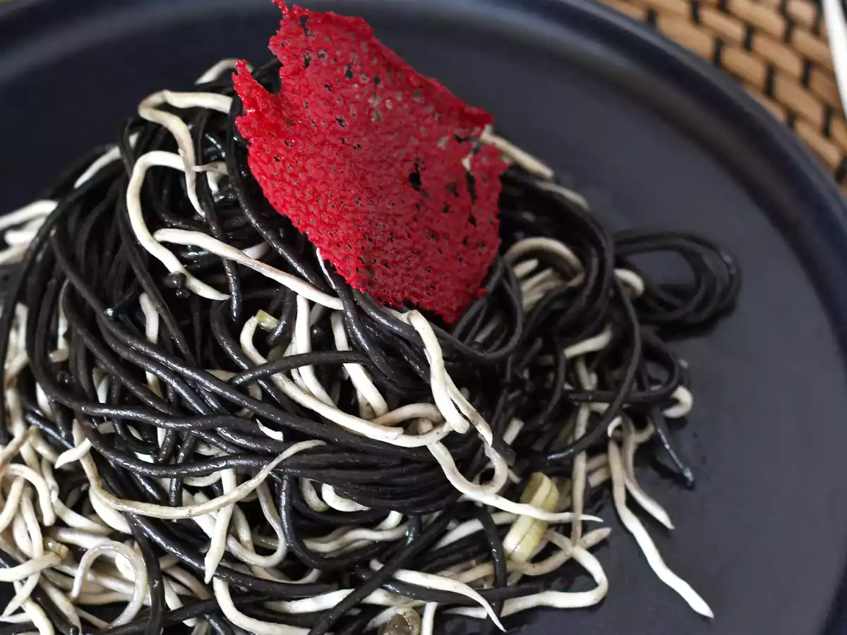 Schwarze Spaghetti mit Knoblauch und Gulasch. Nudeln al nero di seppia - foto 2