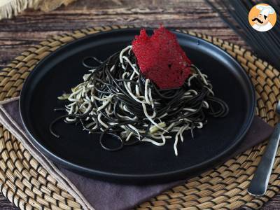 Schwarze Spaghetti mit Knoblauch und Gulasch. Nudeln al nero di seppia