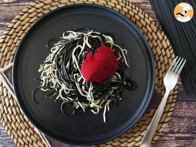 Schwarze Spaghetti mit Knoblauch und Gulasch. Nudeln al nero di seppia - foto 4