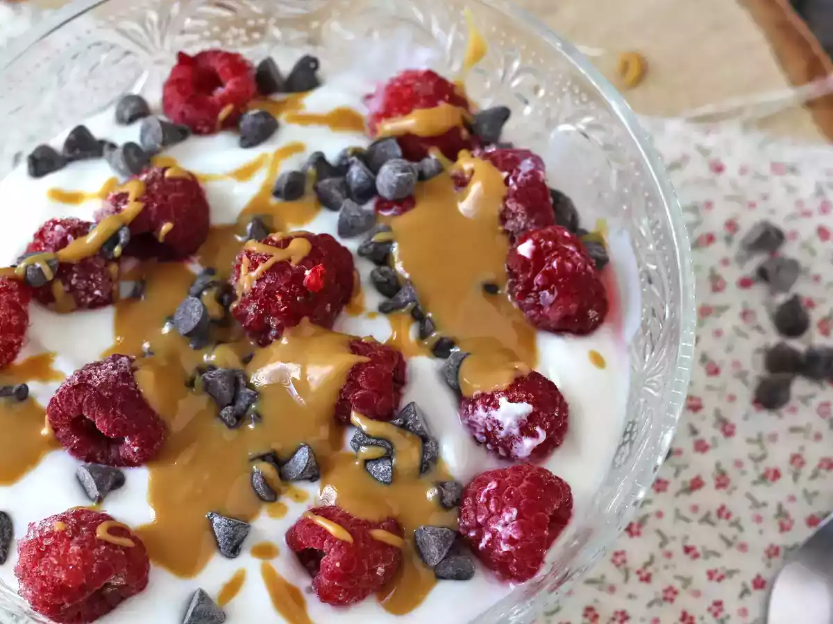 Skyr bowl mit roten Früchten, Erdnussbutter und Schokolade - foto 2