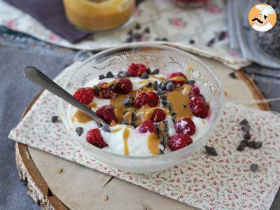 Skyr bowl mit roten Früchten, Erdnussbutter und Schokolade