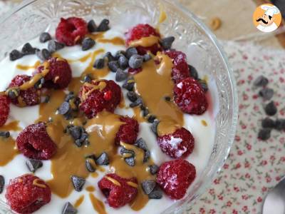 Skyr bowl mit roten Früchten, Erdnussbutter und Schokolade - foto 2