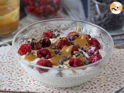 Skyr bowl mit roten Früchten, Erdnussbutter und Schokolade - foto 3