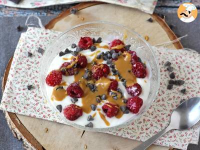 Skyr bowl mit roten Früchten, Erdnussbutter und Schokolade - foto 4