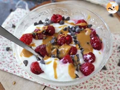 Skyr bowl mit roten Früchten, Erdnussbutter und Schokolade - foto 5