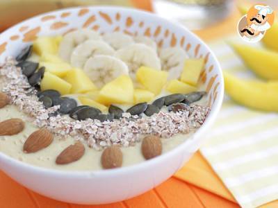 Smoothie-Bowl mit Mango und Banane