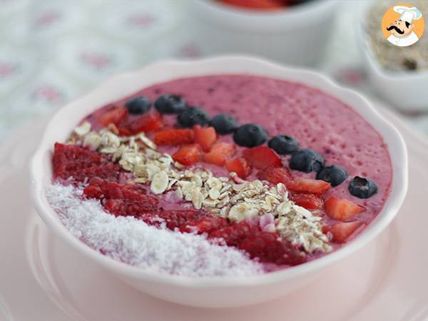 Smoothie Bowl mit roten Früchten