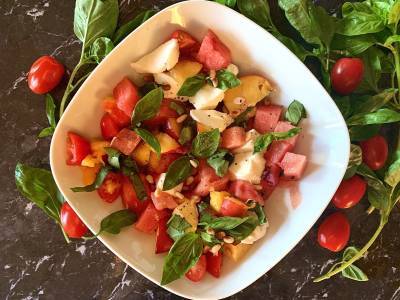 Sommersalat mit Wassermelone, Tomate und Brugnon