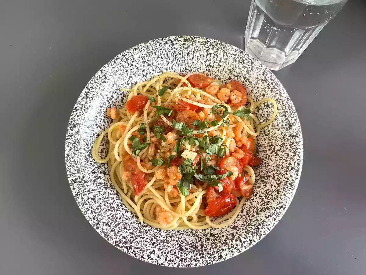 Spaghetti mit Garnelen und Kirschtomaten, ein schnelles Rezept für einen leckeren ersten Gang - foto 3