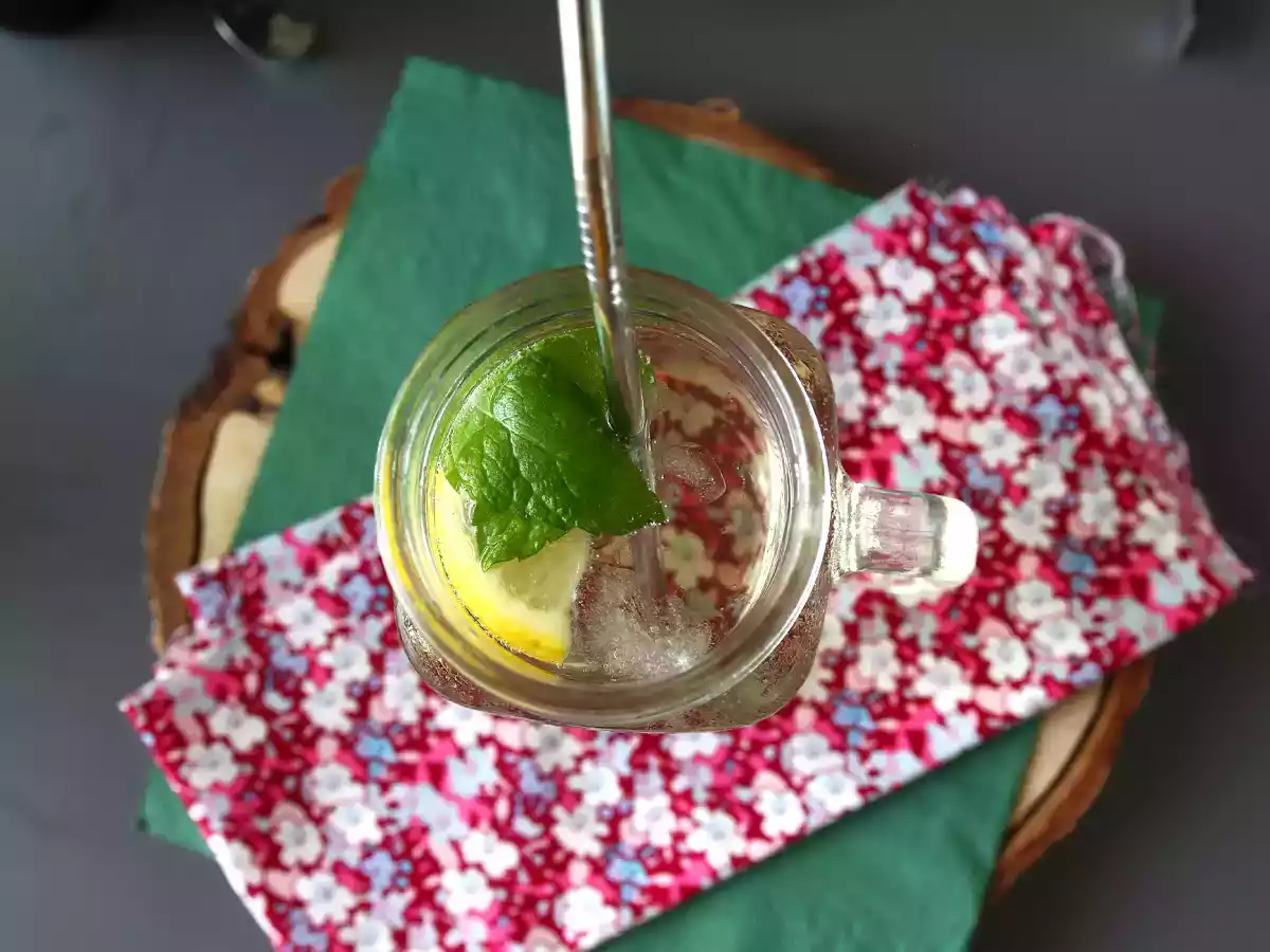 Spritz Hugo mit Holunderblüten-Sirup, ein frischer und süßer Cocktail - foto 2