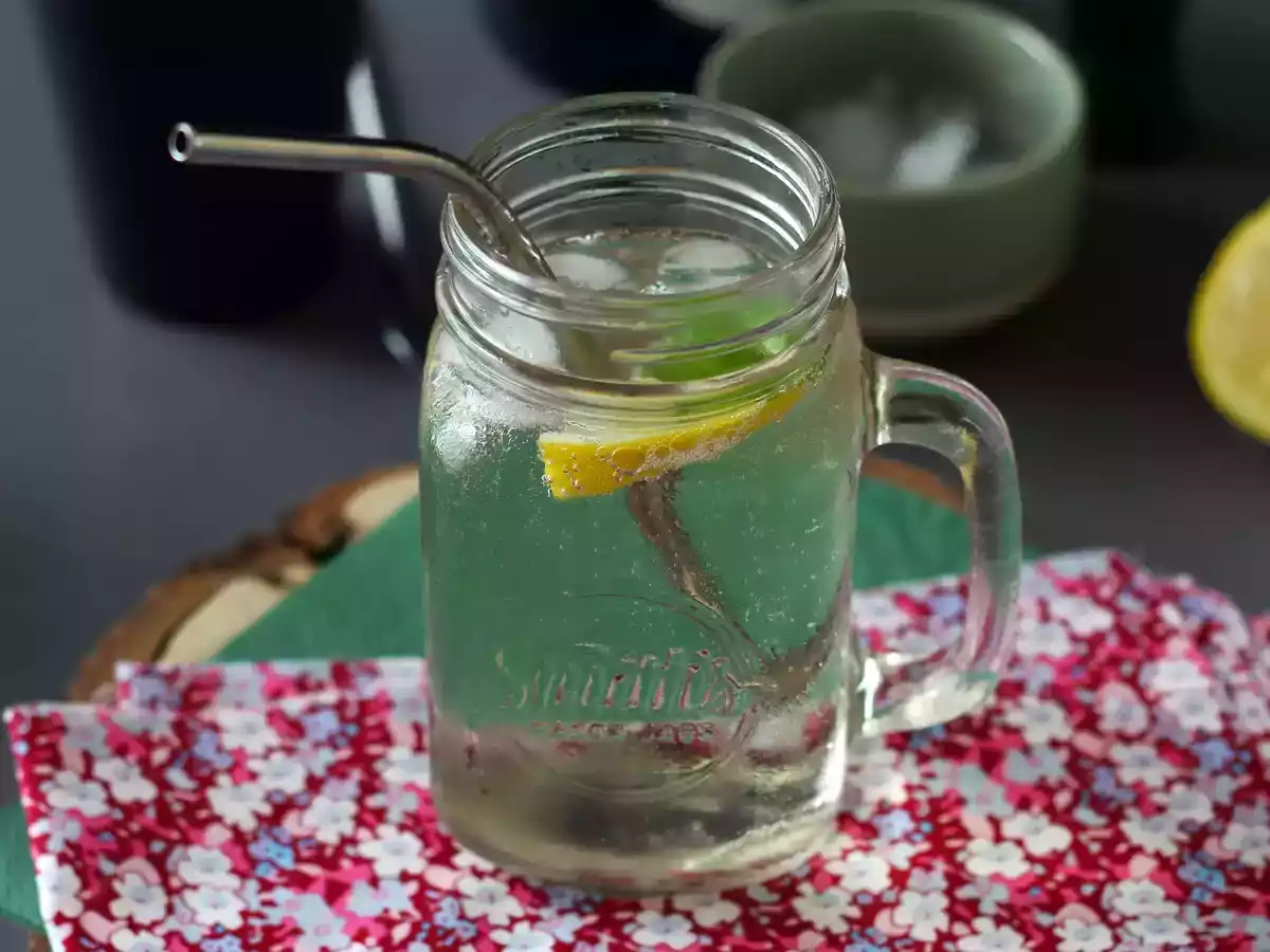 Spritz Hugo mit Holunderblüten-Sirup, ein frischer und süßer Cocktail - foto 4