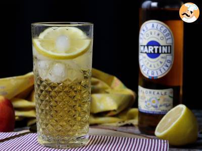 Spritz Martini ohne Alkohol, ein süßer, blumiger Cocktail als Aperitif - foto 4