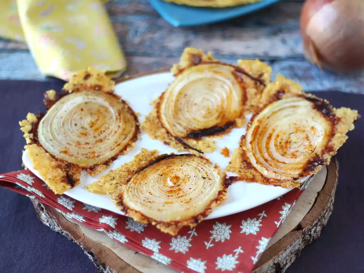 Superknusprige hausgemachte Chips mit Zwiebeln und Parmesan - foto 2