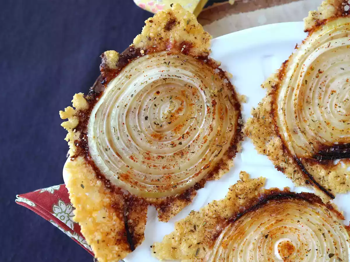 Superknusprige hausgemachte Chips mit Zwiebeln und Parmesan - foto 3