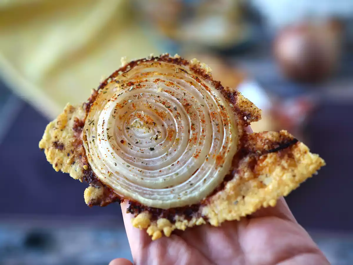 Superknusprige hausgemachte Chips mit Zwiebeln und Parmesan - foto 5
