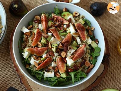 Süß-salziger Salat mit Feigen, Rucola, Quinoa, Mozzarella und Avocado