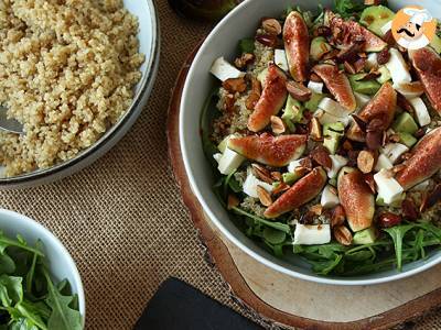 Süß-salziger Salat mit Feigen, Rucola, Quinoa, Mozzarella und Avocado - foto 3