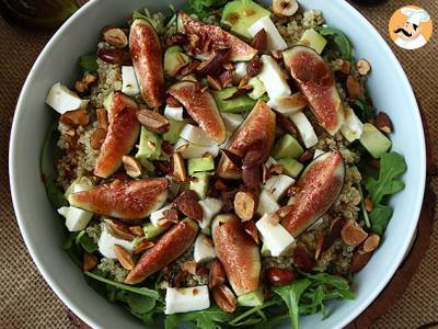 Süß-salziger Salat mit Feigen, Rucola, Quinoa, Mozzarella und Avocado - foto 4