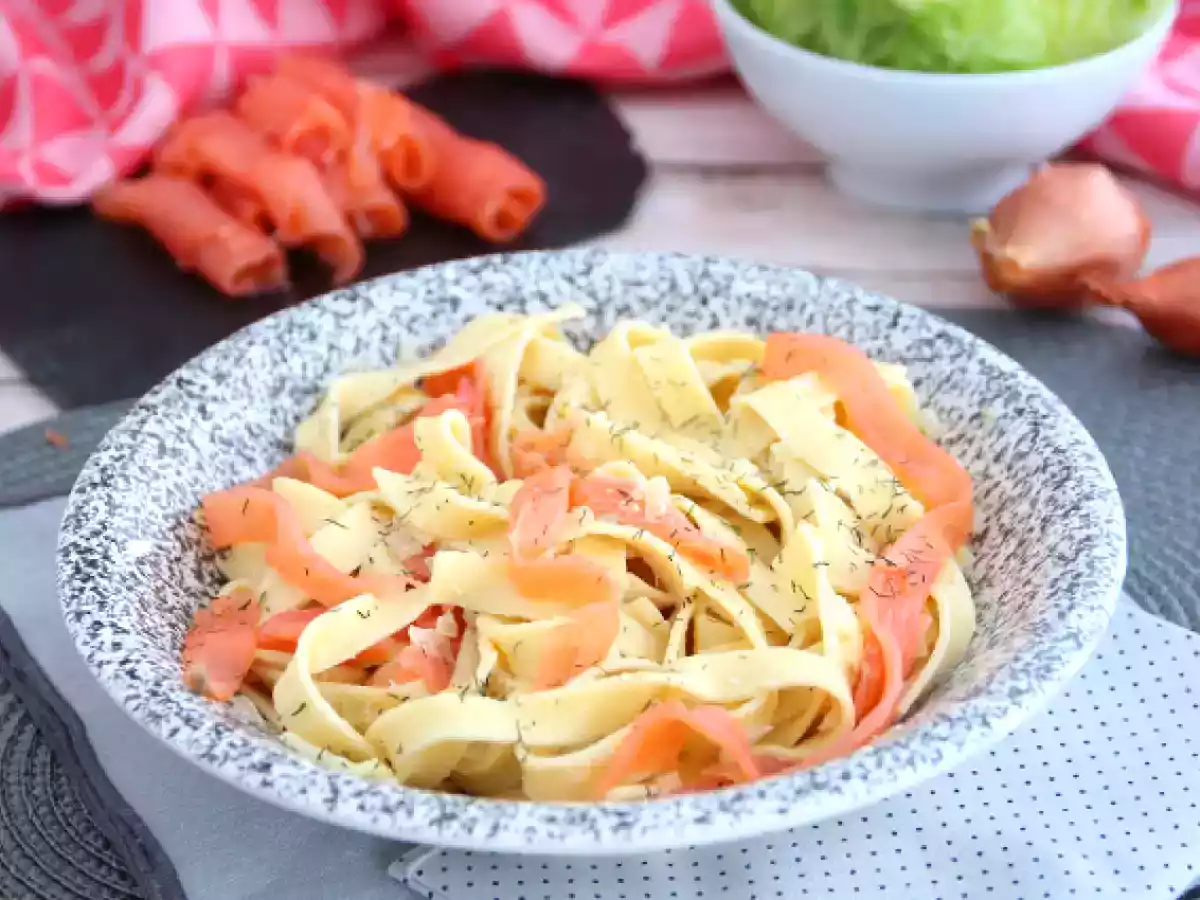 Tagliatelle mit geräuchertem Lachs und Dill - foto 2