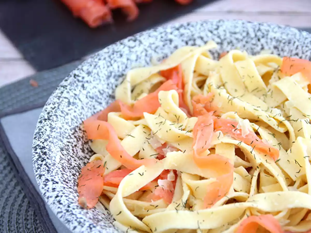 Tagliatelle mit geräuchertem Lachs und Dill - foto 3