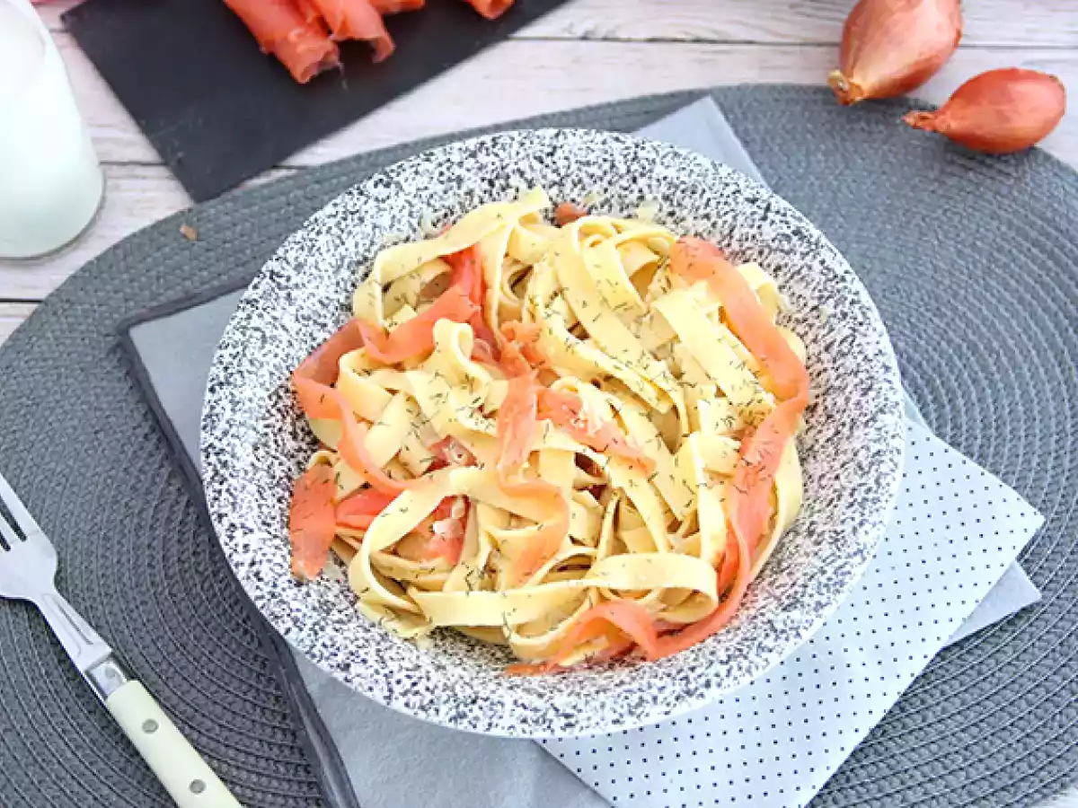 Tagliatelle mit geräuchertem Lachs und Dill - foto 5