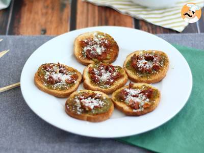 Toast mit Pesto, Parmesan und getrockneten Tomaten