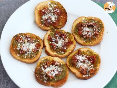 Toast mit Pesto, Parmesan und getrockneten Tomaten - foto 2