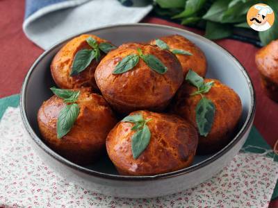 Tomatenmuffins mit zartschmelzendem Mozzarella-Herz