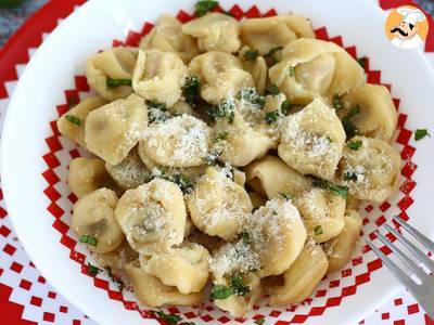 Tortellinis mit Parmesan, Schinken und Basilikum - foto 2