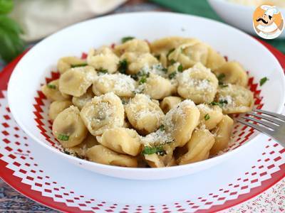 Tortellinis mit Parmesan, Schinken und Basilikum - foto 3