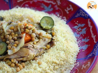 Traditionelles marokkanisches Couscous mit Huhn