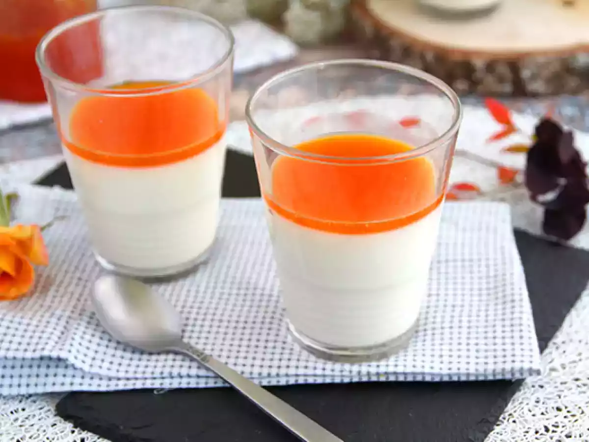 Vanille-Panna-Cotta mit Aprikosencoulis