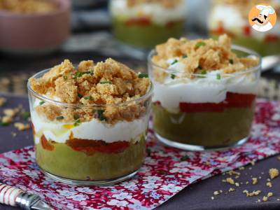 Vegetarische Gläser: Erbsencreme, Parmesanstreusel und Mascarponecreme