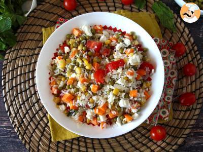 Vegetarischer Reissalat: Feta, Mais, Karotten, Erbsen, Kirschtomaten und Minze - foto 2