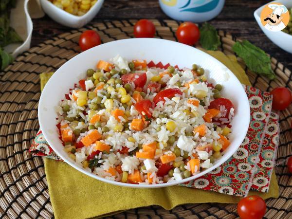 Vegetarischer Reissalat: Feta, Mais, Karotten, Erbsen, Kirschtomaten und Minze - foto 3