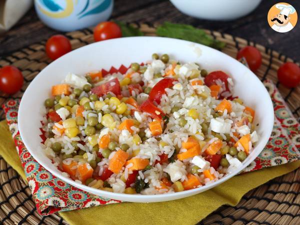 Vegetarischer Reissalat: Feta, Mais, Karotten, Erbsen, Kirschtomaten und Minze - foto 5