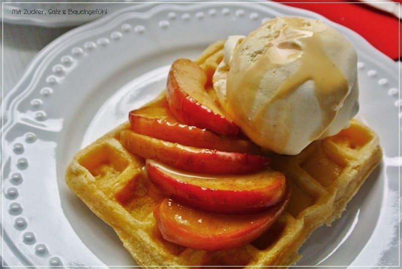 Waffeln mit karamellisierten äpfeln, vanilleeis und karamellsauce ...