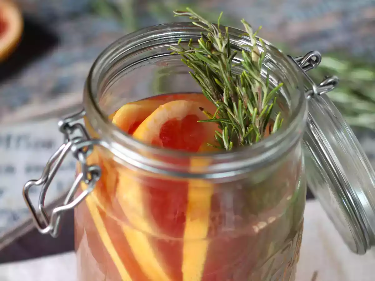Wasser mit Grapefruit- und Rosmaringeschmack: das Detox-Getränk ohne Zuckerzusatz - foto 2