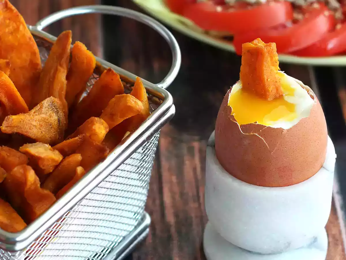 Wie bereitet man ein gekochtes Ei zu?