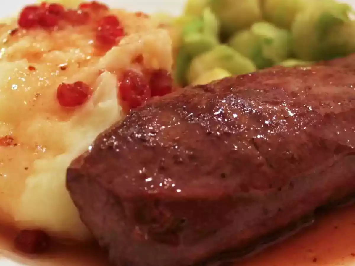 Wildhasen-Rücken mit Rotwein-Preiselbeer-Sauce